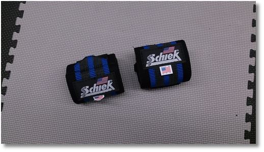 黒地にブルーラインのリストラップ