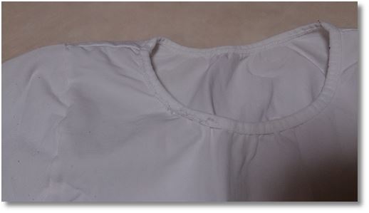 首回りがほつれてきた着圧シャツ