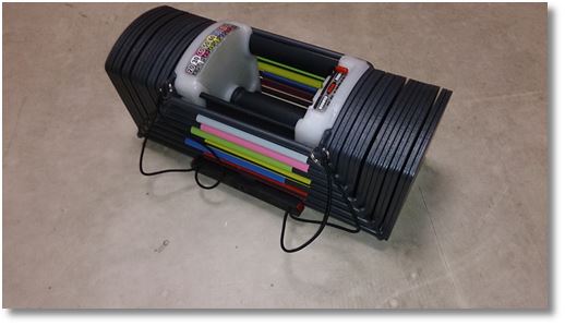 サイドから挿す2本のピンで重量変更するブロックダンベル