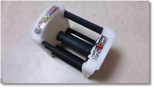 ブロックダンベルの持ち手の横にあるレバー