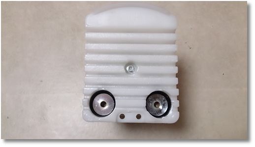 ブロックダンベルの持ち手の横にあるレバー