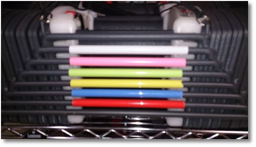 同じ色のプラスチックのカバーが巻かれているブロックダンベル